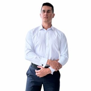 Close frontal da camisa branca lisa italiana semi slim no corpo, destacando a linha de botões.