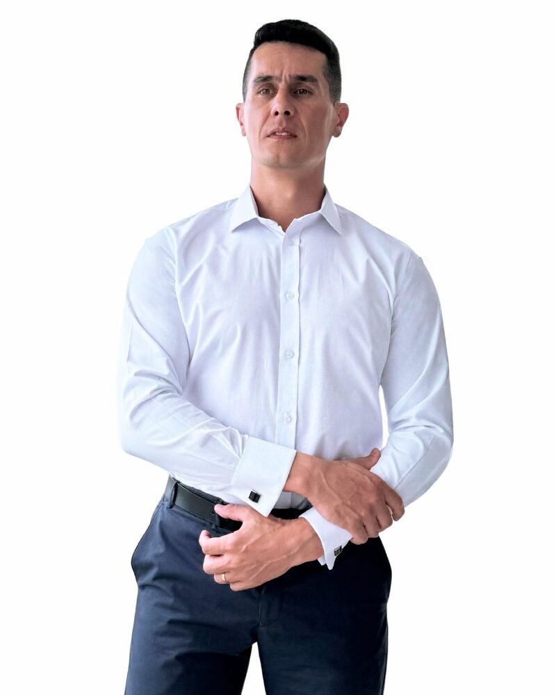 Close frontal da camisa branca lisa italiana semi slim no corpo, destacando a linha de botões.