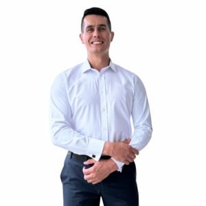 Modelo em corpo inteiro vestindo camisa branca lisa italiana semi slim com punho duplo para abotoaduras.