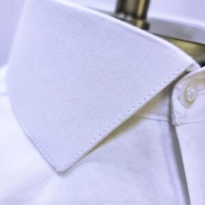 Meio perfil da camisa branca lisa italiana semi slim com punho duplo para abotoaduras.