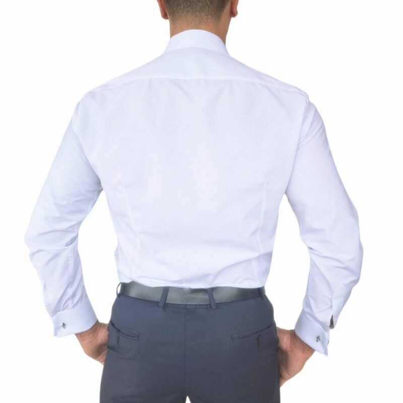 Vista traseira da camisa branca lisa italiana semi slim com caimento ajustado nas costas.