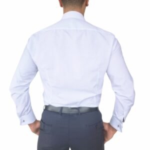 Modelo visto de costas vestindo camisa italiana branca em algodão egípcio com elastano, com caimento semi slim e estrutura alinhada ao corpo.