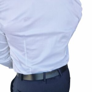 Camisa italiana branca em algodão egípcio com elastano, com pensas laterais e caimento ajustado ao corpo, reforçando uma linha limpa e sofisticada.