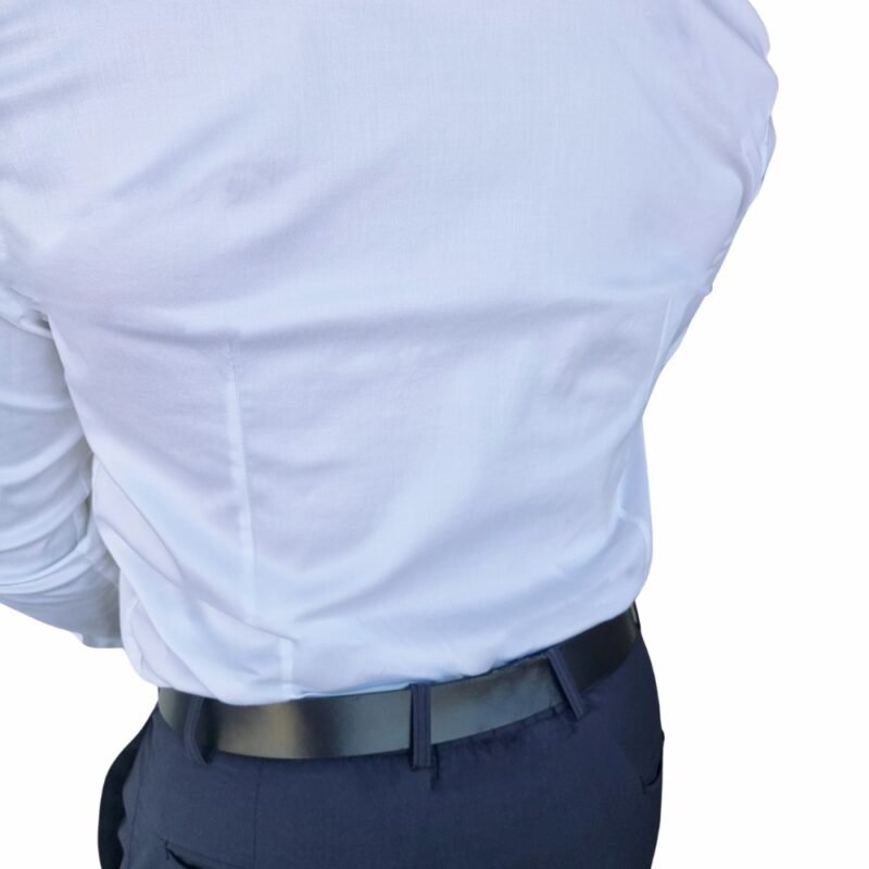 Camisa italiana branca em algodão egípcio com elastano, com pensas laterais e caimento ajustado ao corpo, reforçando uma linha limpa e sofisticada.