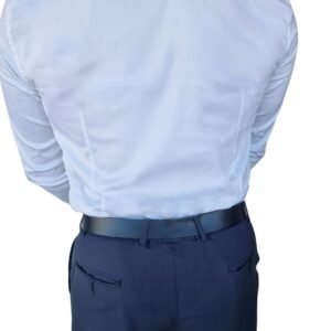 Close da parte inferior das costas da camisa italiana branca em algodão egípcio com elastano, mostrando ajuste na cintura e caimento confortável.