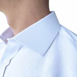 Detalhe lateral da gola italiana da camisa branca em algodão egípcio com elastano, mostrando colarinho estruturado e costuras precisas.