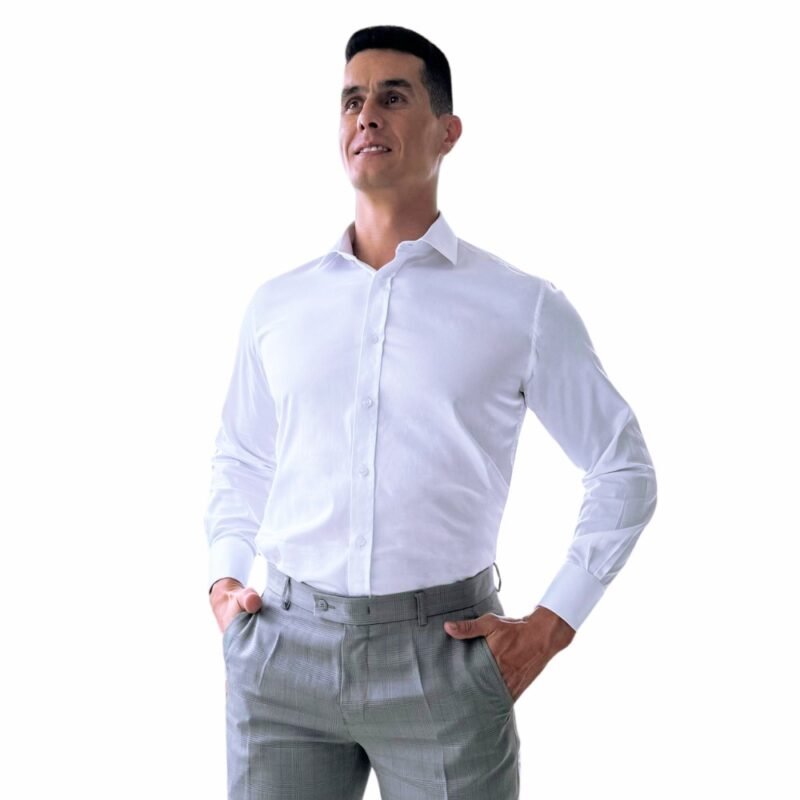 Camisa italiana branca em algodão egípcio com elastano, destacando a mobilidade do tecido sem perder a imponência do corte estruturado.