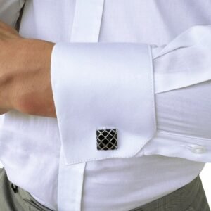 Detalhe do punho duplo da camisa italiana branca em algodão egípcio com elastano, com abotoadura em destaque e acabamento refinado.