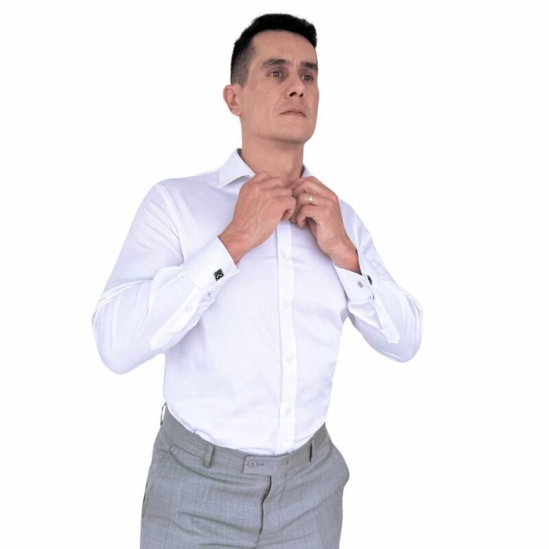 Modelo veste camisa italiana branca em algodão egípcio com elastano e ajusta a gola, evidenciando o caimento semi slim e elegante.