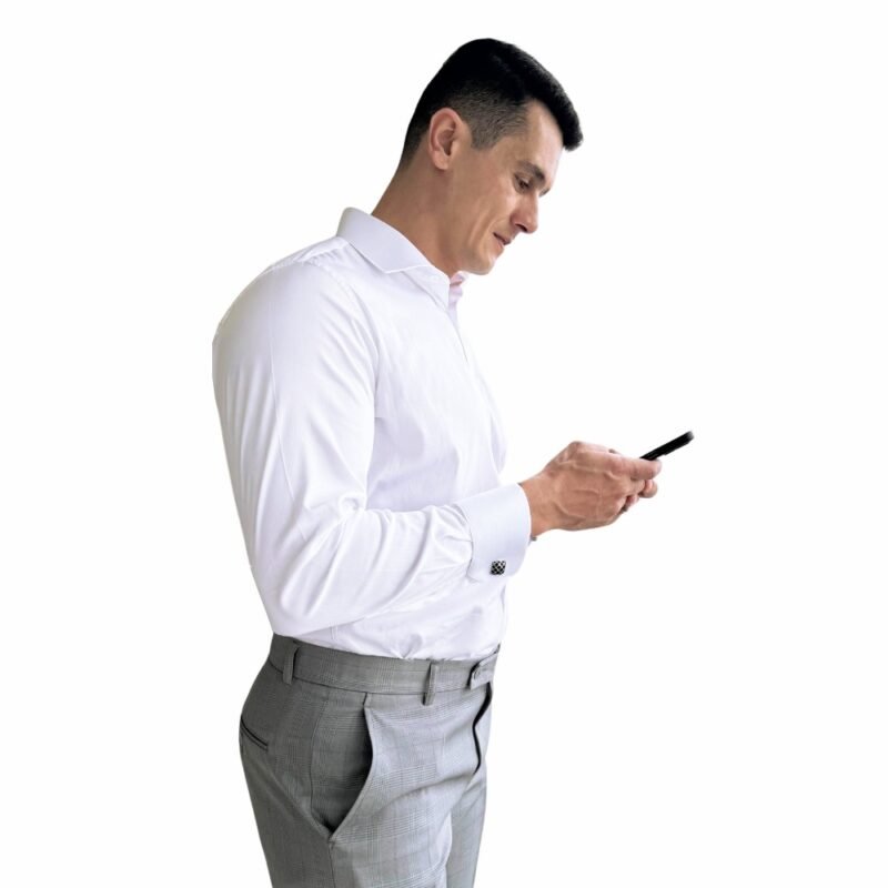 Modelo veste camisa italiana branca em algodão egípcio com elastano em vista lateral, evidenciando caimento semi slim e discrição elegante para o dia a dia executivo.