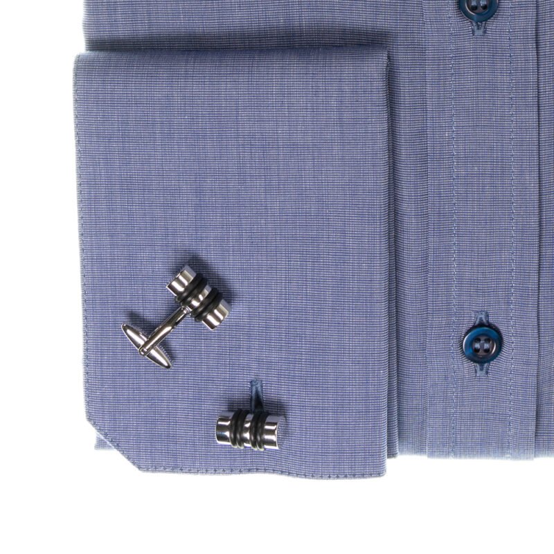 Detalhe do punho duplo da camisa azul 100% algodão francesa, com abotoaduras metálicas e acabamento sofisticado.