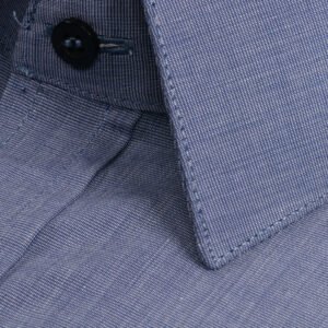 Close do tecido da camisa azul 100% algodão francesa e da gola, mostrando textura fina, elegância e qualidade premium.