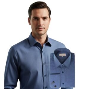 Modelo veste camisa azul 100% algodão francesa, modelagem semi slim, com a camisa dobrada em destaque evidenciando punho para abotoaduras.