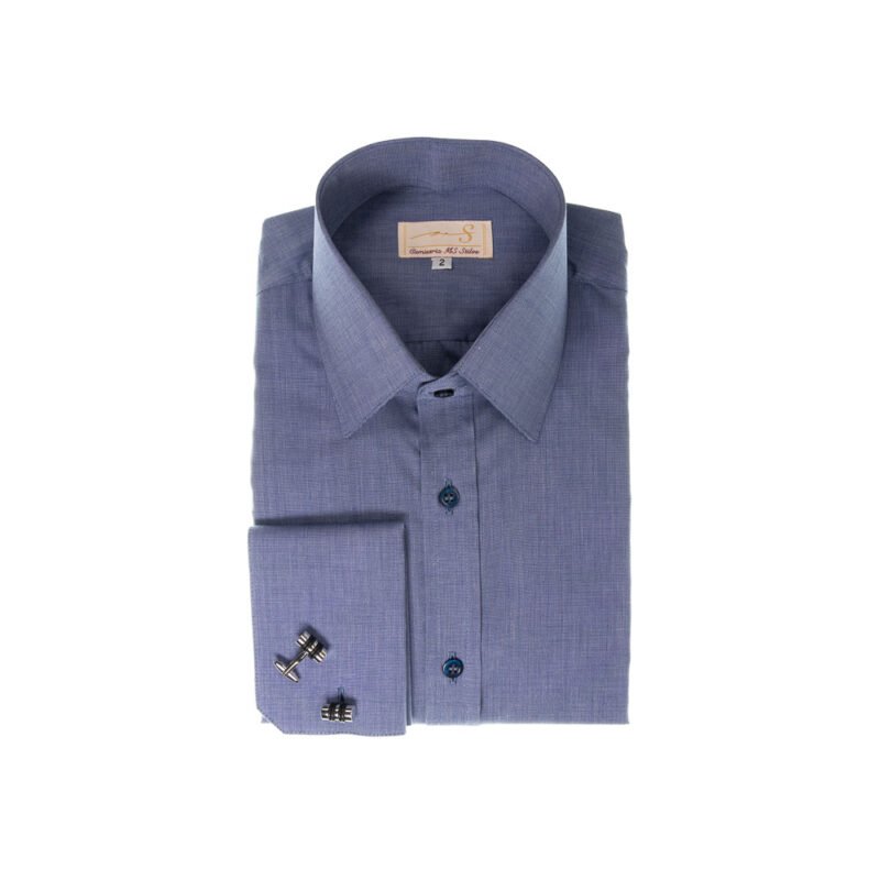 Camisa azul 100% algodão francesa dobrada, com punho duplo para abotoaduras e botões azuis em destaque.