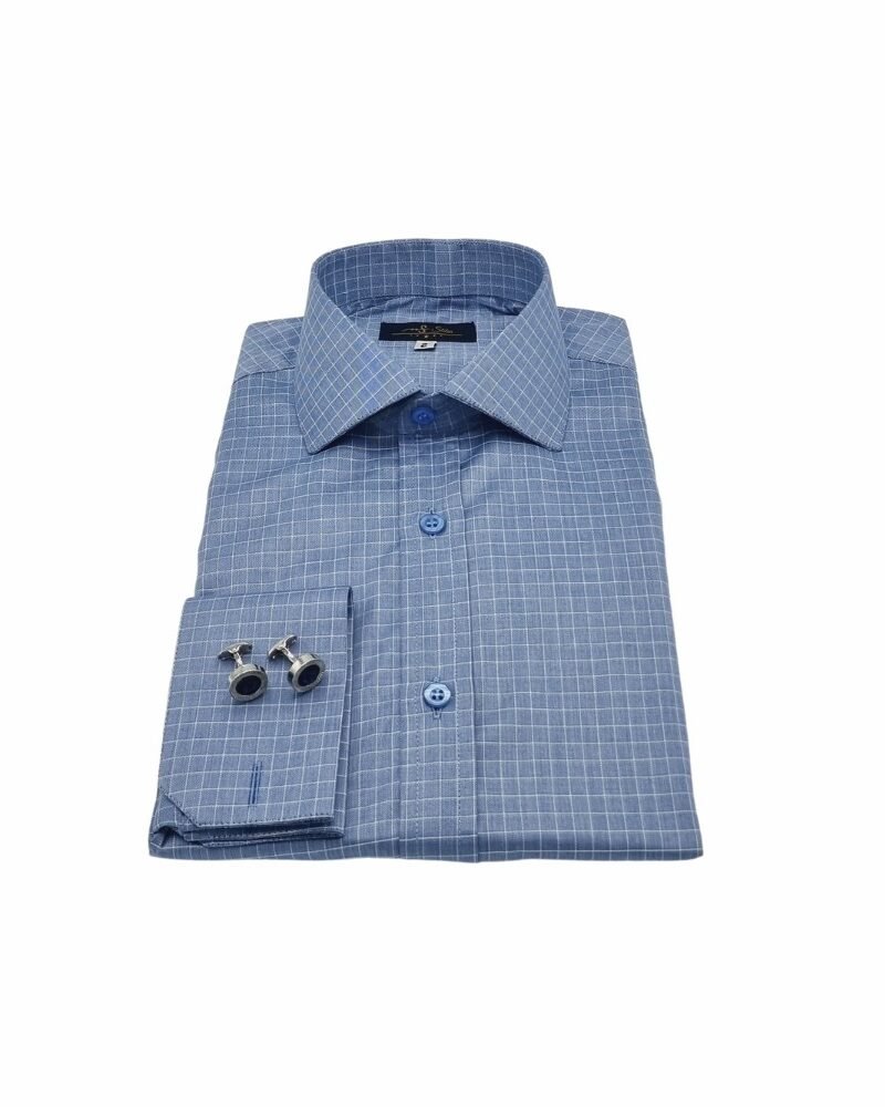 Detalhe frontal da camisa italiana azul em algodão egípcio, com colarinho francês, botões azuis e padronagem quadriculada elegante.