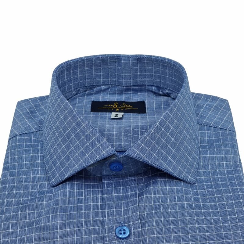 Camisa italiana azul em algodão egípcio, dobrada com punho duplo e abotoaduras, destacando elegância e acabamento premium.