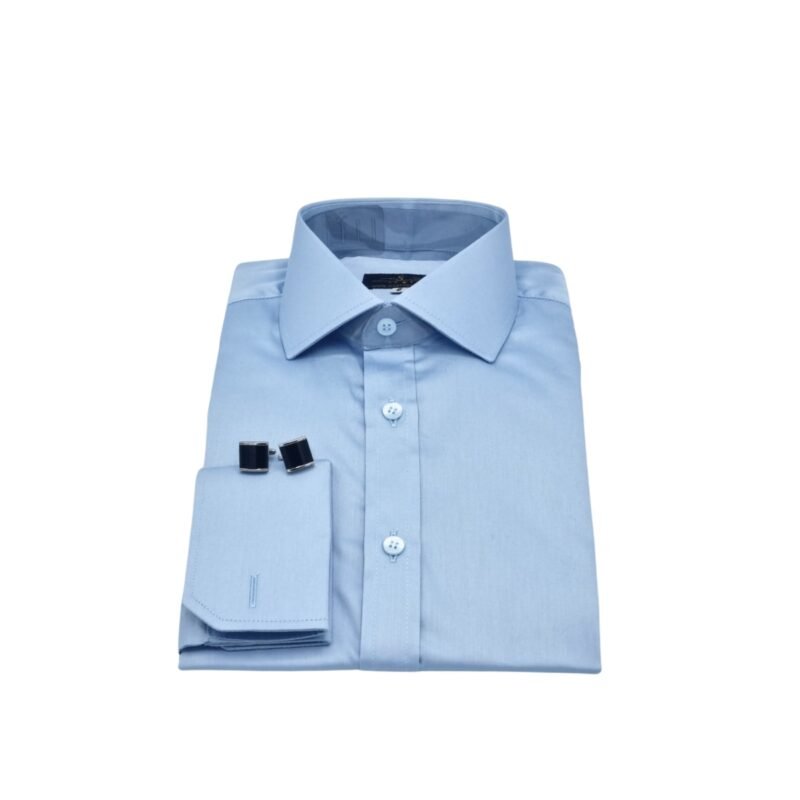 Camisa azul claro italiana masculina em algodão egípcio 97% com 3% elastano, modelagem semi slim elegante em fundo neutro.