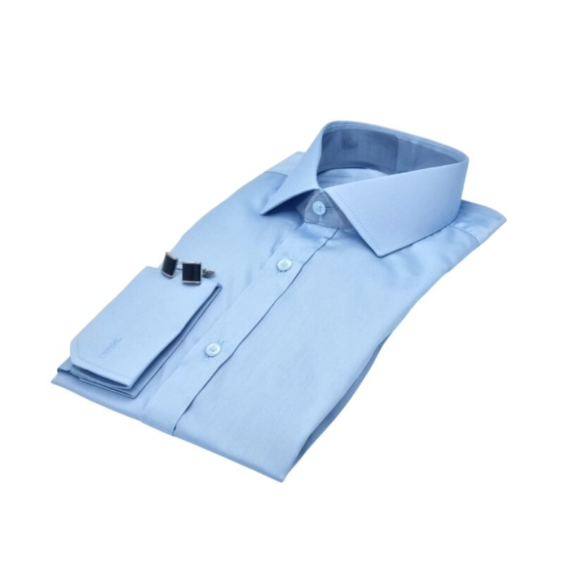 Close do tecido da camisa azul claro italiana em algodão egípcio 97% com elastano, textura refinada e toque macio.