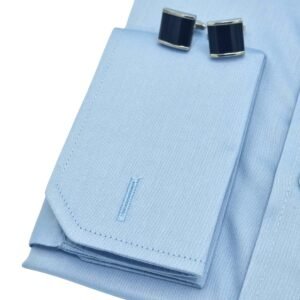 Detalhe do punho duplo para abotoadura da camisa azul claro italiana masculina em algodão com elastano.