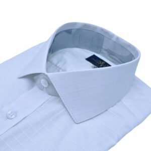 Close da gola rígida da camisa branca xadrez italiana 100% algodão, colarinho estruturado em destaque.