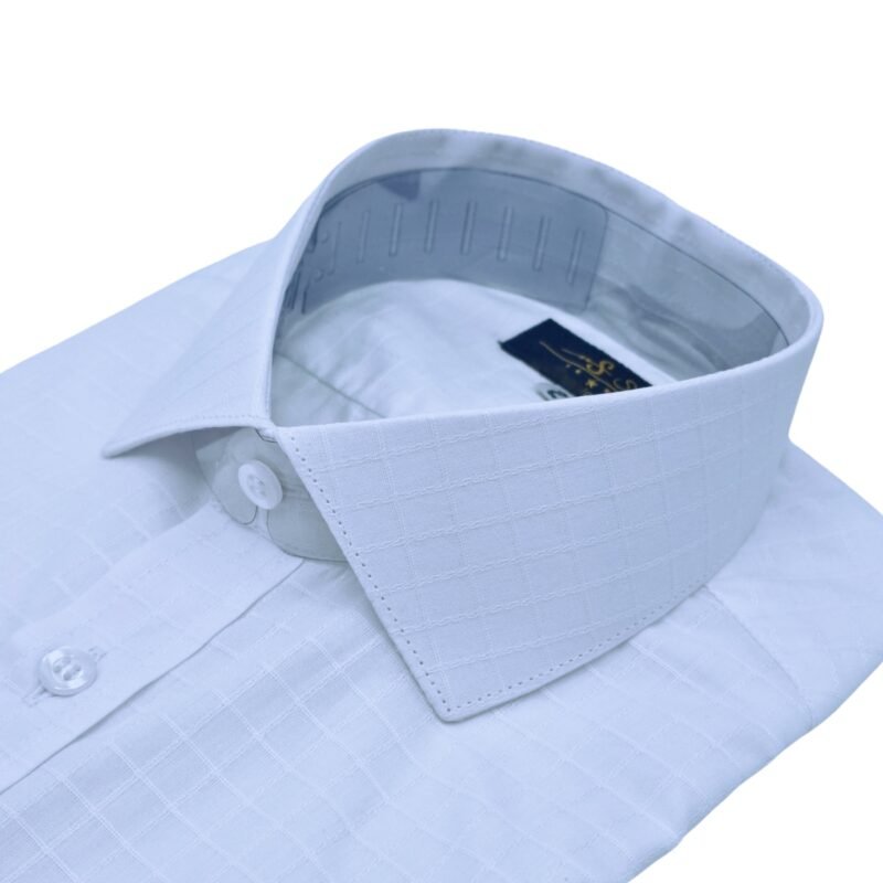 Close da gola rígida da camisa branca xadrez italiana 100% algodão, colarinho estruturado em destaque.