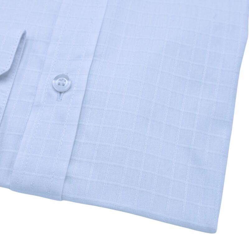 Close do tecido xadrez branco sobre branco na parte frontal da camisa italiana 100% algodão, textura sofisticada e discreta.