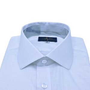 Camisa branca xadrez italiana masculina 100% algodão com gola rígida em destaque, parte superior frontal em close.