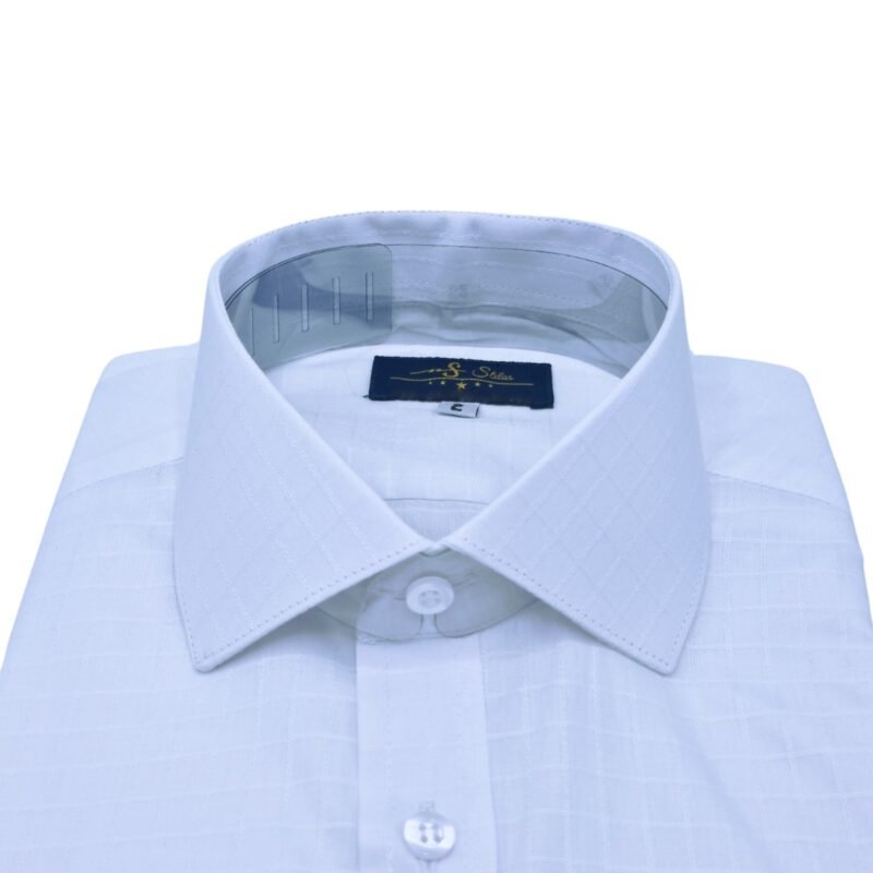 Camisa branca xadrez italiana masculina 100% algodão com gola rígida em destaque, parte superior frontal em close.