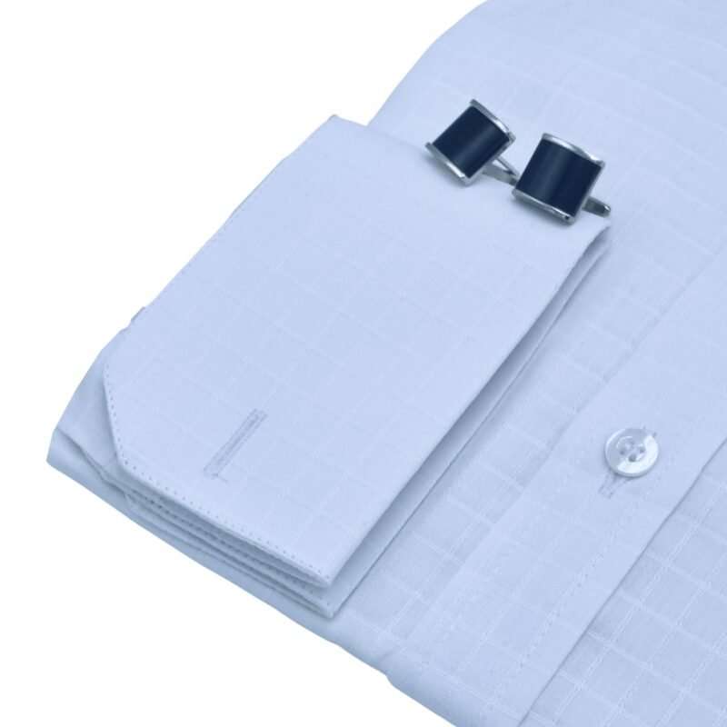 Close do punho duplo para abotoadura com abotoaduras escuras na camisa branca xadrez italiana 100% algodão, acabamento refinado.