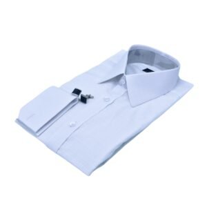 Close da gola francesa rígida da camisa branca xadrez 100% algodão, acabamento sofisticado.