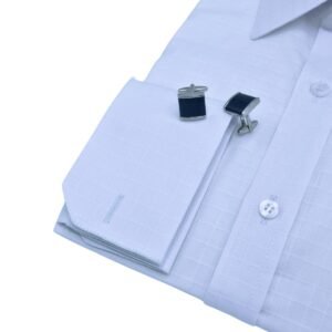 Detalhe do punho da camisa francesa branca xadrez Alt text: Detalhe do punho duplo para abotoadura da camisa francesa branca xadrez em algodão.