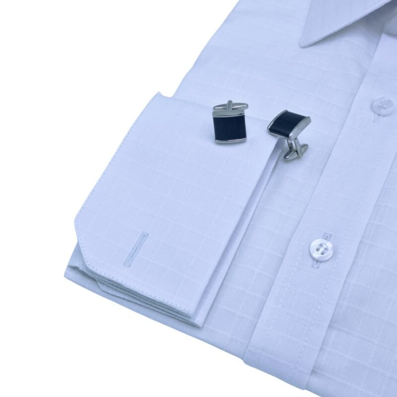 Detalhe do punho da camisa francesa branca xadrez Alt text: Detalhe do punho duplo para abotoadura da camisa francesa branca xadrez em algodão.