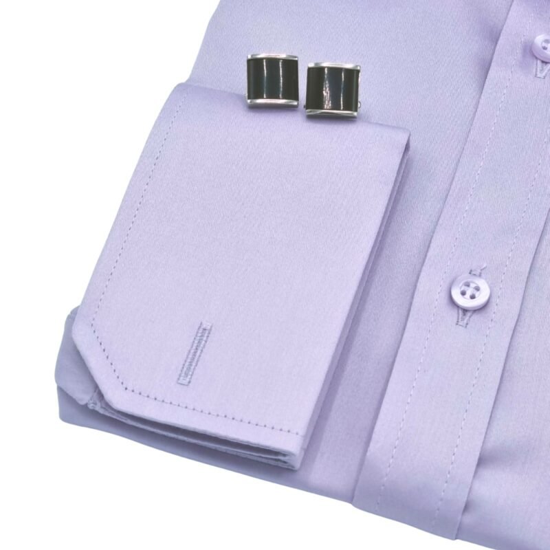 Detalhe do punho duplo para abotoadura da camisa lilás francesa em algodão com elastano.