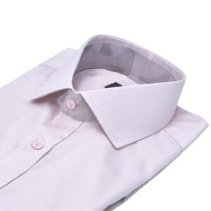 Close da gola rígida da camisa rosa claro italiana masculina em algodão egípcio com elastano, botões frontais e colarinho estruturado em destaque.