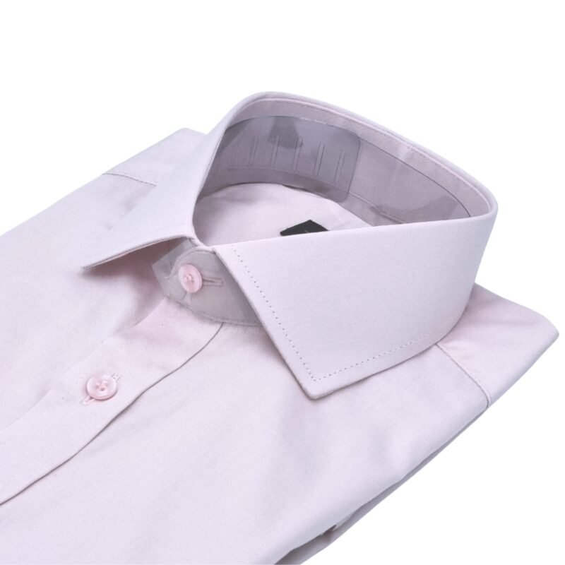 Close da gola rígida da camisa rosa claro italiana masculina em algodão egípcio com elastano, botões frontais e colarinho estruturado em destaque.
