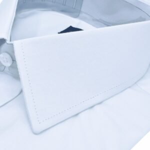 Detalhe lateral gola branca camisa fio egípcio