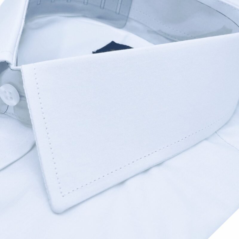 Detalhe lateral gola branca camisa fio egípcio