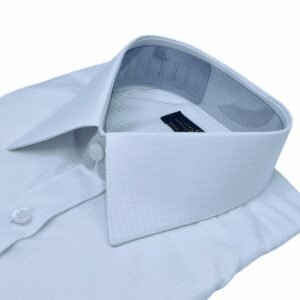 Gola francesa branca com estrutura firme e elegante