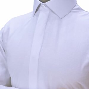 Camisa branca social italiana com vista de botões cobertos