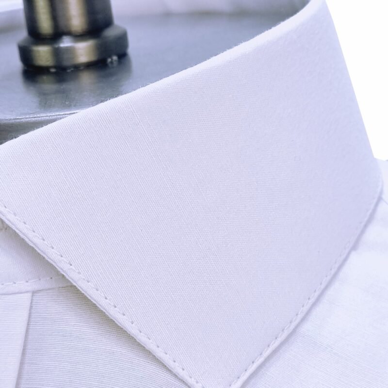 Detalhe da gola italiana estruturada em camisa branca