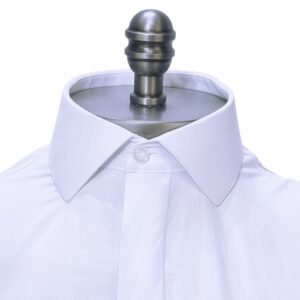 Gola italiana branca estruturada em camisa social lisa
