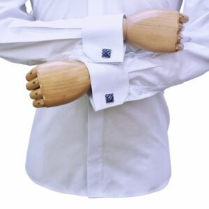 Punho duplo branco com abotoadura azul em camisa italiana