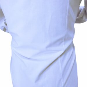 Detalhe do tecido liso em camisa social branca masculina