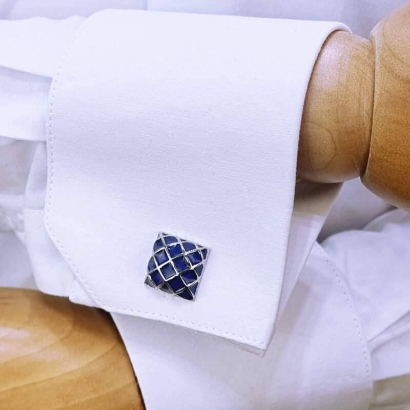 Detalhe do punho duplo branco com abotoadura elegante