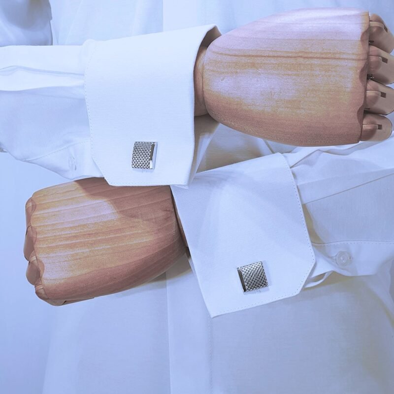 Punho duplo francesa em camisa branca lisa com abotoadura