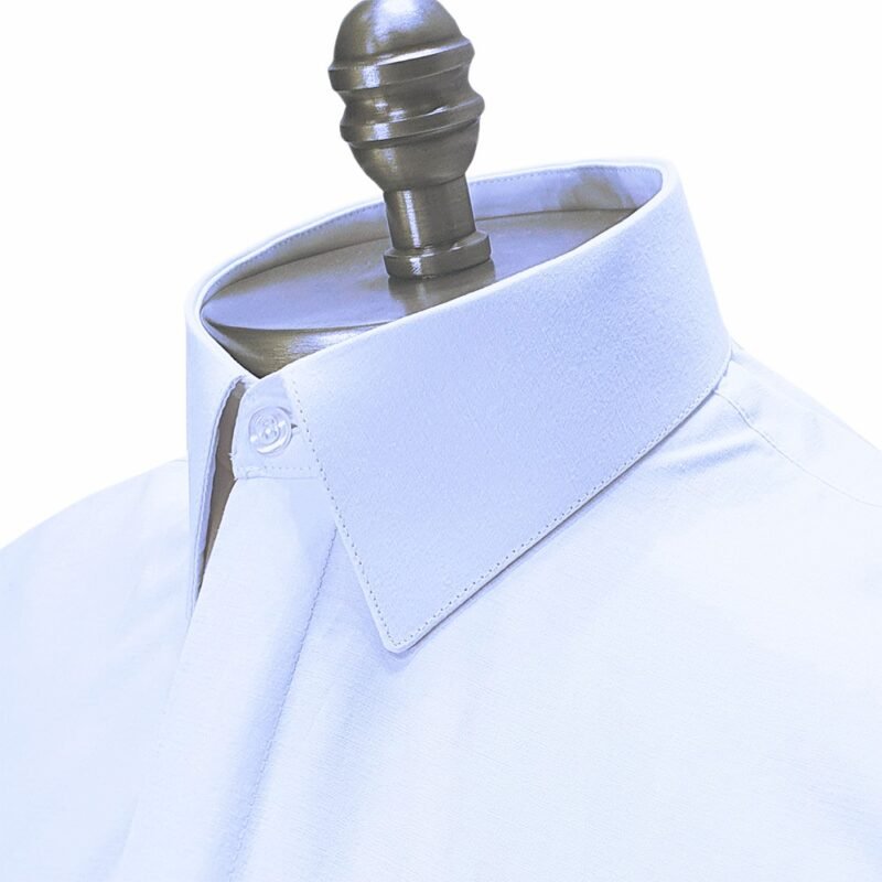 Gola clássica em camisa branca lisa masculina formal