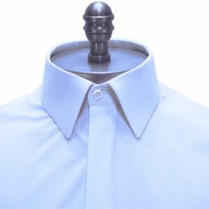 Detalhe da gola estruturada em camisa branca social lisa