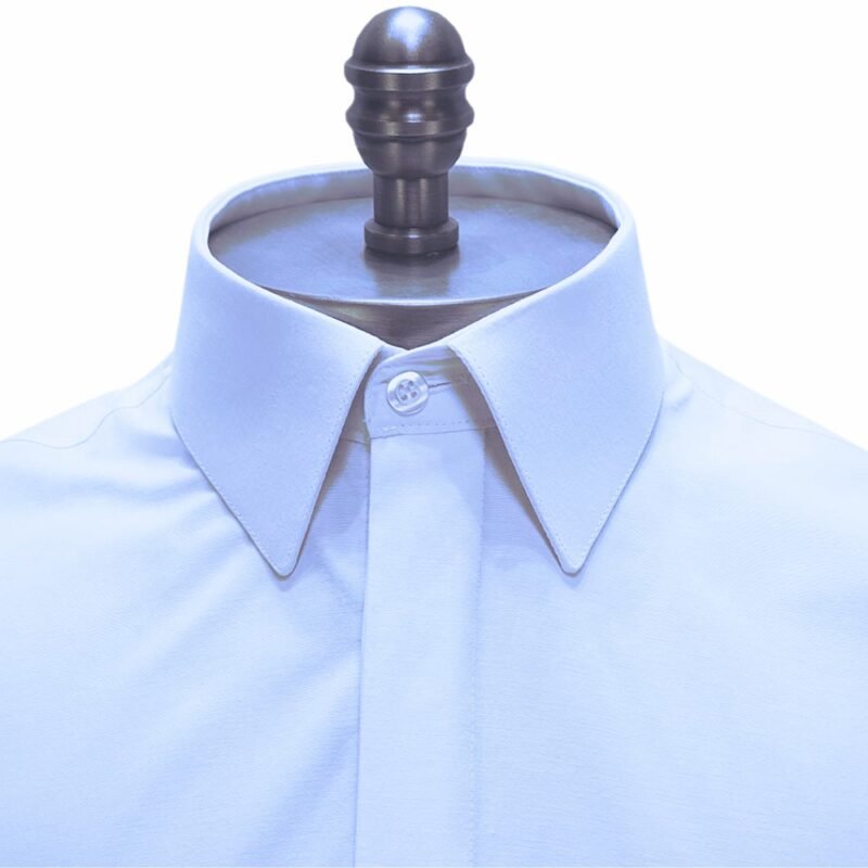 Detalhe da gola estruturada em camisa branca social lisa