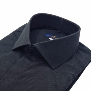 Detalhe da gola italiana estruturada em camisa preta lisa