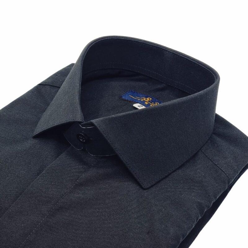 Detalhe da gola italiana estruturada em camisa preta lisa